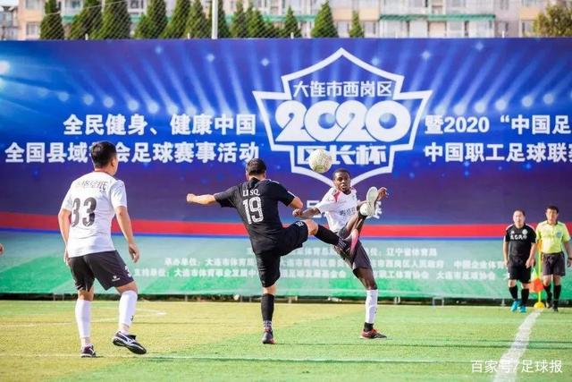 黄仁勋在京都街头被发现，黑色皮衣成为焦点，保镖紧随其后